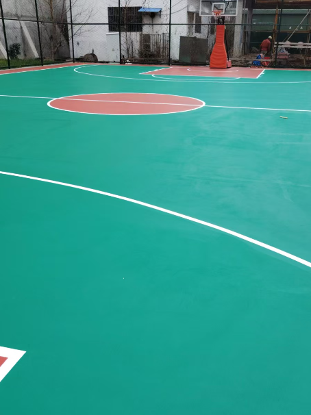 和龙 球场长期使用易出现地面开裂